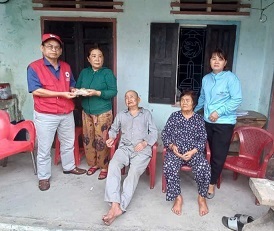 Ông Hà Văn Cát - Chủ tịch Hội Chữ thập đỏ tỉnh Gia Lai trao tiền cho gia đình ông Hồ Ngọc Thao