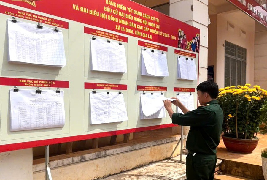 Cử tri xã Ia Dom nghiên cứu danh sách các ứng cử viên ĐBQH và đại biểu HĐND các cấp. Ảnh: D.X