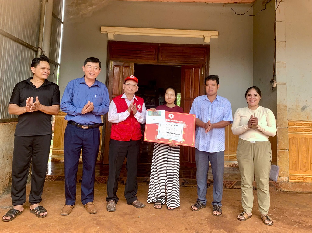 Hội Chữ thập đỏ Gia Lai trao 15 triệu đồng hỗ trợ học sinh nghèo