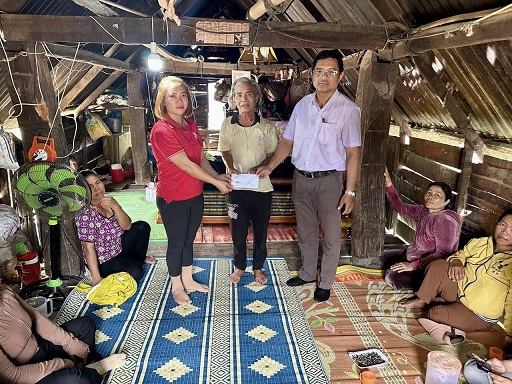 Hội CTĐ xã Phú Thiện, Kim Sơn: Hỗ trợ gia đình khó khăn qua đời và nhà bị tốc mái do dông lốc