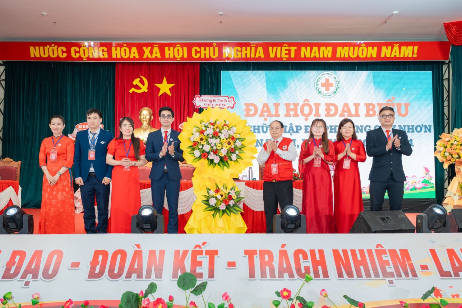 Ông Hà Văn Cát - Chủ tịch Hội CTĐ tỉnh tặng hoa chúc mừng Đại hội