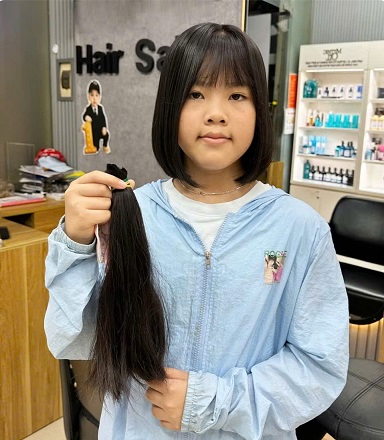 Em Hồ Lê Nhã Uyên (phường Pleiku) hiến tóc tại salon Phan Sơn. Ảnh: ĐVCC