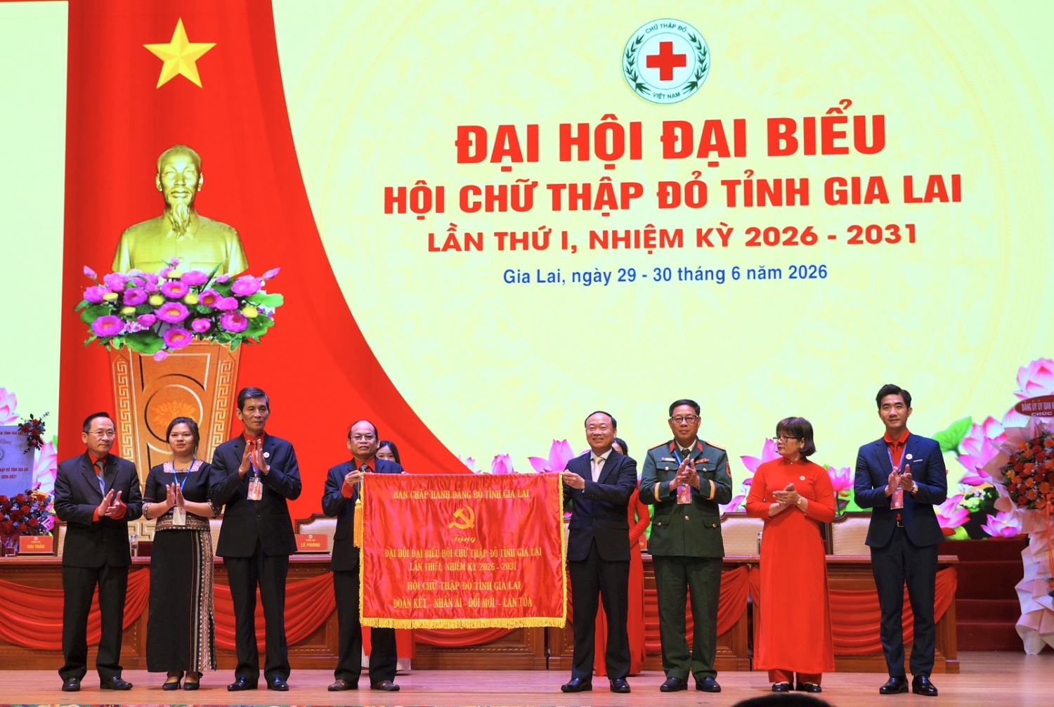 Ủy viên TƯ Đảng, Bí thư Tỉnh ủy Gia Lai Thái Đại Ngọc - Trao Bức trướng cho Đại hội đại biểu Hội CTĐ tỉnh lần thứ I