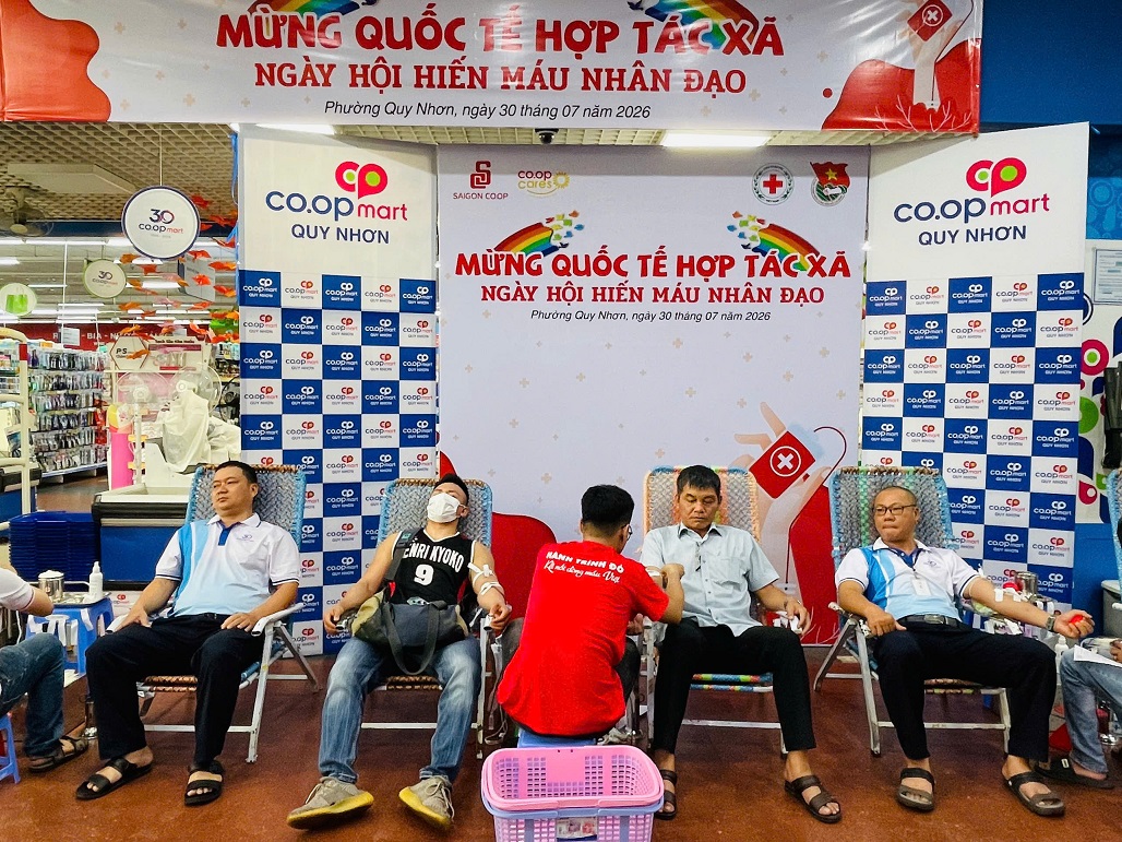 Nhân viên và khách hàng Siêu thị Co.opmart Quy Nhơn hiến máu nhân đạo