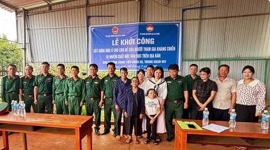 UBND xã Ia Nan (tỉnh Gia Lai) phối hợp với Tiểu đoàn 50 (Trung đoàn 991) khởi công xây dựng nhà ở cho chị Trần Thị Thắm (làng Ia Đao) là con đẻ của người hoạt động kháng chiến bị nhiễm chất độc hóa học. Ảnh: Ánh Kiều