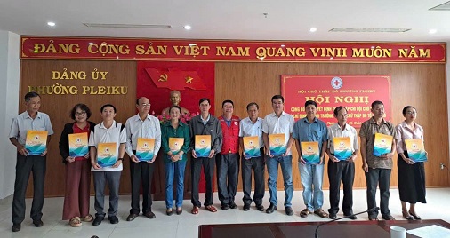 Hội Chữ thập đỏ phường Pleiku công bố các quyết định về sáp nhập chi Hội khu dân cư