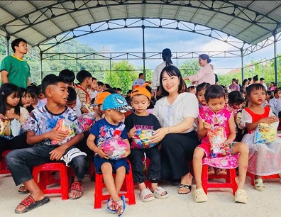 Chị Mai Thị Ngọc Ánh tổ chức nhiều hoạt động thiện nguyện dành cho trẻ em ở vùng khó
