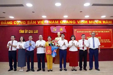 Thường trực Tỉnh ủy Gia Lai trao Quyết định của Tỉnh ủy về việc đổi tên Ban Tuyên giáo và Dân vận Tỉnh ủy thành Ban Tuyên giáo Tỉnh ủy. Ảnh: H.P