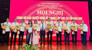 Đại diện lãnh đạo Sở GD&ĐT trao quyết định thành lập cho các trường. Ảnh: Trần Dung
