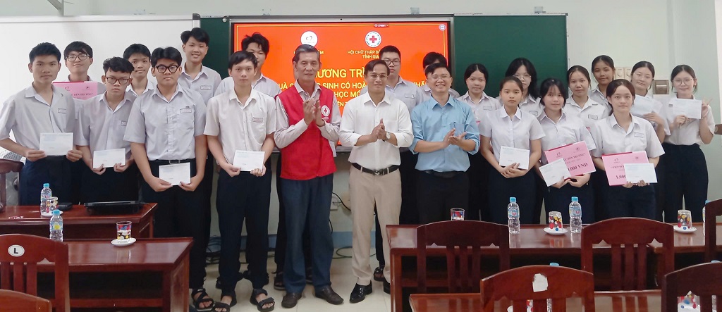 Hội Chữ thập đỏ tỉnh Gia Lai trao 60 suất quà học sinh có hoàn cảnh khó khăn