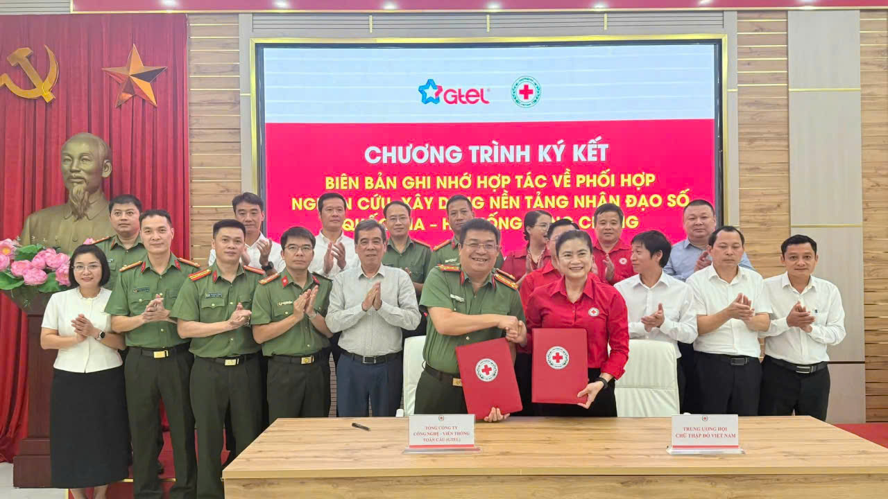 Đại diện lãnh đạo Trung ương Hội Chữ thập đỏ Việt Nam và Tổng công ty Công nghệ-Viễn thông Toàn cầu (GTEL) ký kết Biên bản ghi nhớ hợp tác