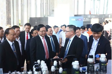 Phó Thủ tướng Chính phủ Hồ Quốc Dũng (đứng thứ 2 từ trái qua) cùng lãnh đạo tỉnh tham quan các gian hàng trưng bày sản phẩm tiêu biểu