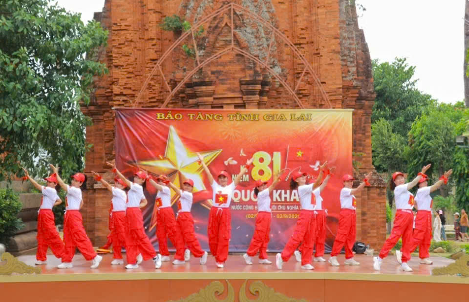 Những tiết mục hào hùng, ca ngợi tình yêu quê hương, đất nước vang lên giữa không gian Tháp Đôi, góp phần tạo nên điểm nhấn văn hóa đặc sắc trong ngày đầu kỳ nghỉ lễ. Ảnh: H.V