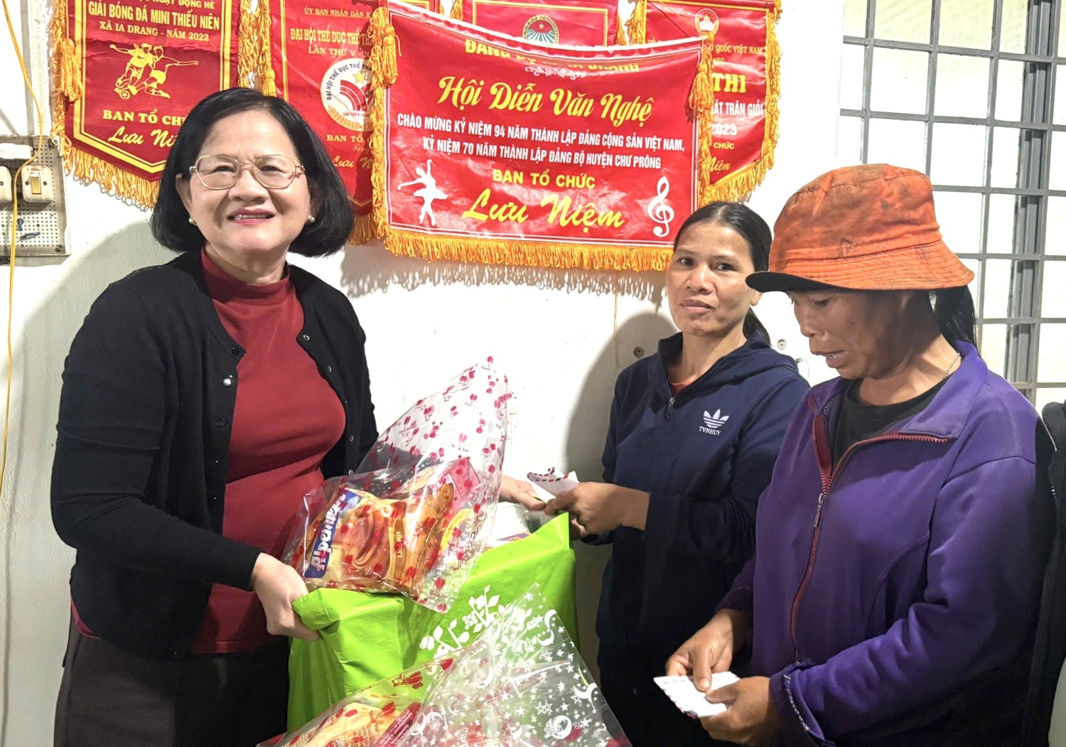 Bà Thu Hà tặng quà cho người dân