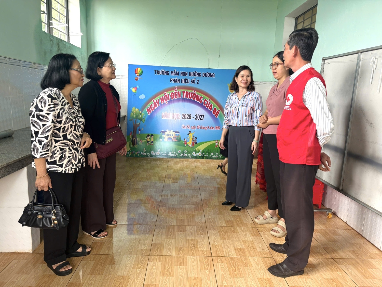 Đoàn đến khảo sát bếp ăn Trường MN Hướng Dương để hỗ trợ vật dụng nhà bếp