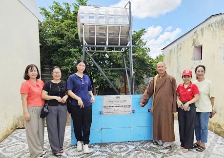 Bàn giao máy vi tính, giếng khoan và tặng quà học sinh