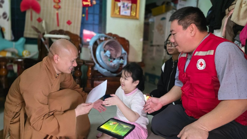 Trao quà Trung thu cho trẻ em khuyết tật đặc biệt nặng trên địa bàn phường Pleiku