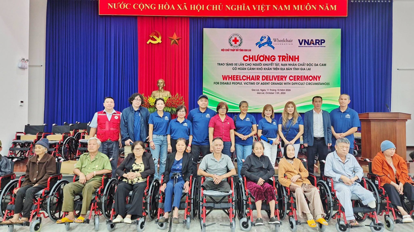 Trao tặng 50 xe lăn cho người khuyết tật có hoàn cảnh khó khăn