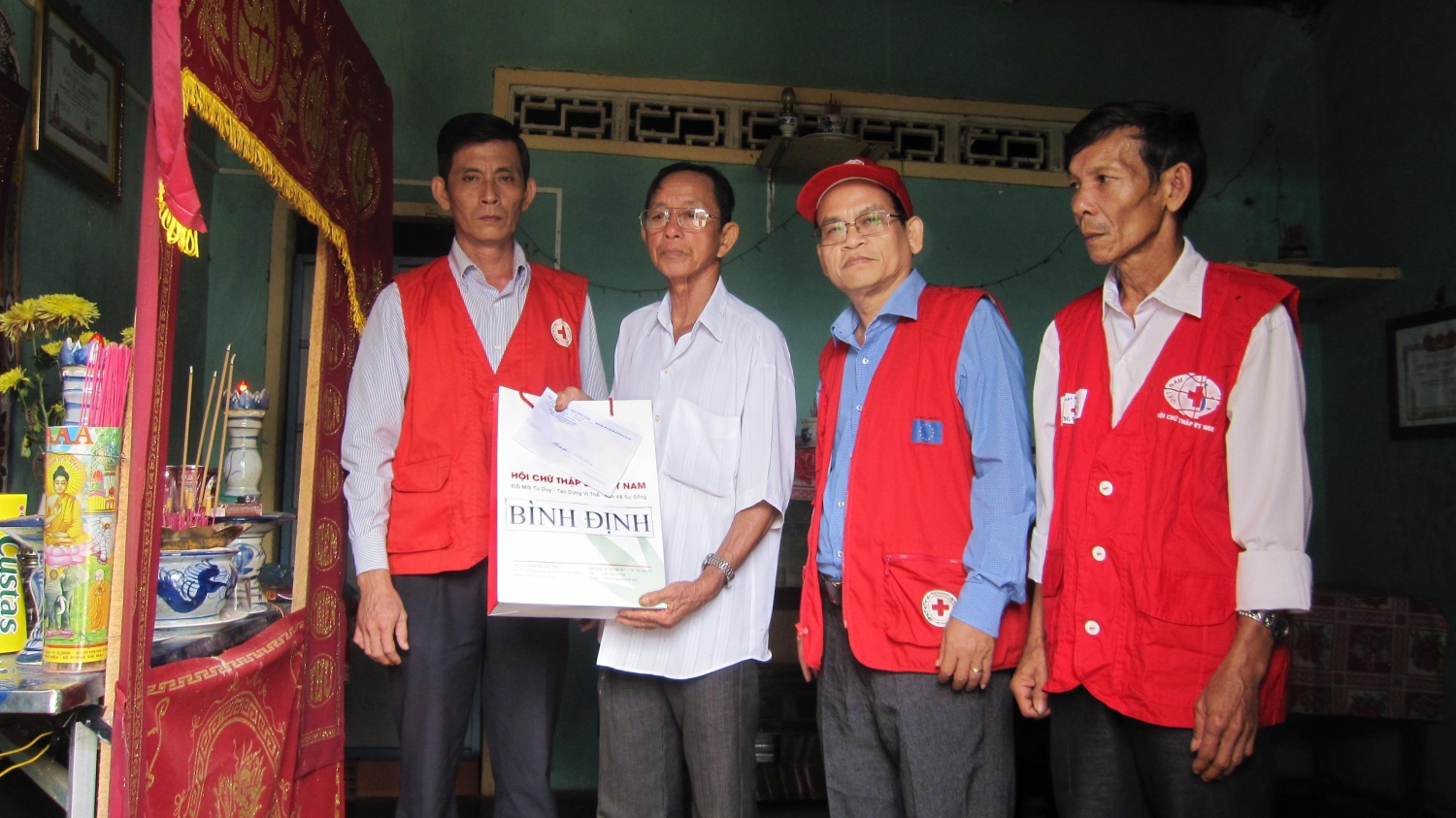 Hội CTĐ tỉnh thăm, tặng quà cho các hộ nghèo, khó khăn có nạn nhân tử vong do TNGT